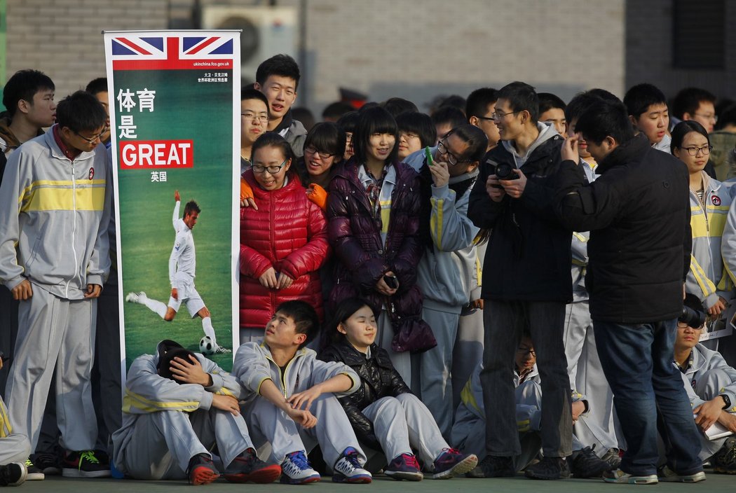 Do Číny dorazil fotbalový idol. Na Davida Beckhama byly zvědavé zástupy dětí.