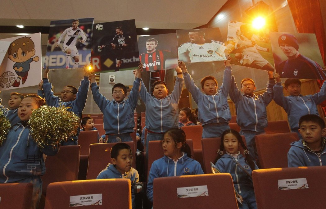 Čínští fanoušci připomněli Davidu Beckhamovi na fotografiích kluby, za které dřív hrál