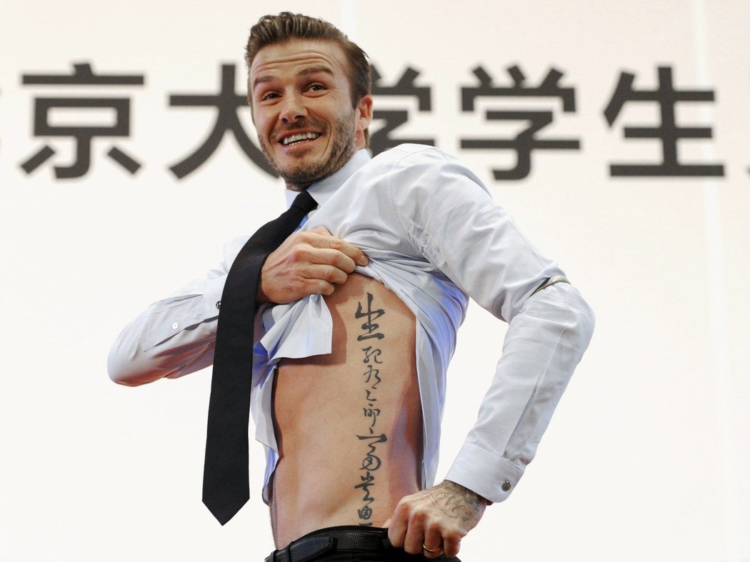 David Beckham předvedl studentům pekingské univerzity své čínské tetování