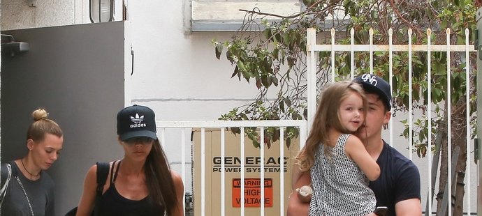 Brooklyn Beckham se už zvládá postarat o svojí malou sestru