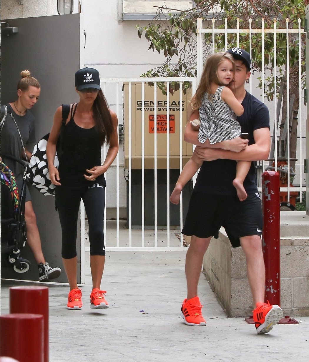 Brooklyn Beckham se už zvládá postarat o svojí malou sestru