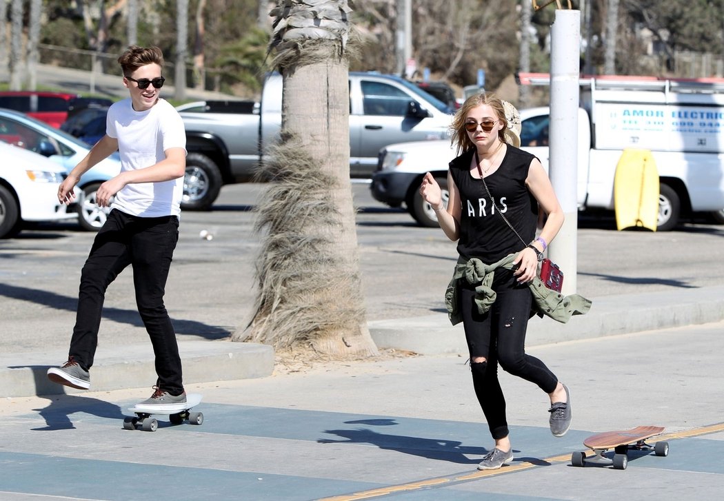 Brooklyn Beckham a Chloe Moretzová vzali skateboardy a vyrazili společně na pláž