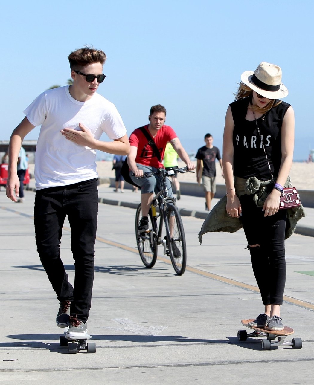 Brooklyn Beckham a Chloe Moretzová vzali skateboardy a vyrazili společně na pláž