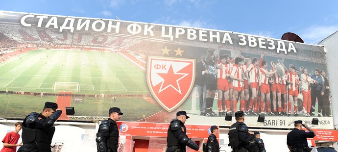 Fanoušci Crvene Zvezdy Bělehrad rozmlátili okna u aut devíti hráčům mužstva a naházeli jim dovnitř lahvičky s šampónem.