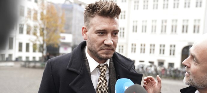 Nicklas Bendtner před soudní budovou. Bývalý hráč Arsenalu a Juventusu půjde do vězení.