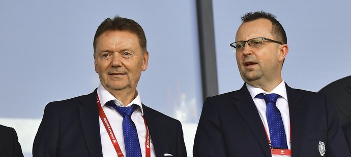 Místopředseda FAČR Roman Berbr a předseda Martin Malík na tribuně při utkání české reprezentace