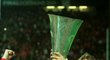 Vítězové Poháru UEFA. Vladimír Šmicer a Patrik Berger slaví triumf Liverpoolu i s vítěznou trofejí