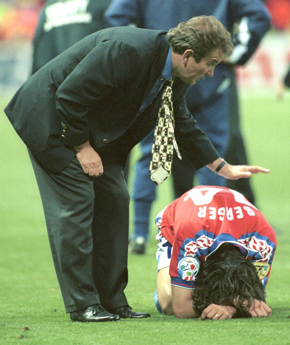 Trenér Dušan Uhrin utěšuje Patrika Bergra po finále EURO 1996 s Německem