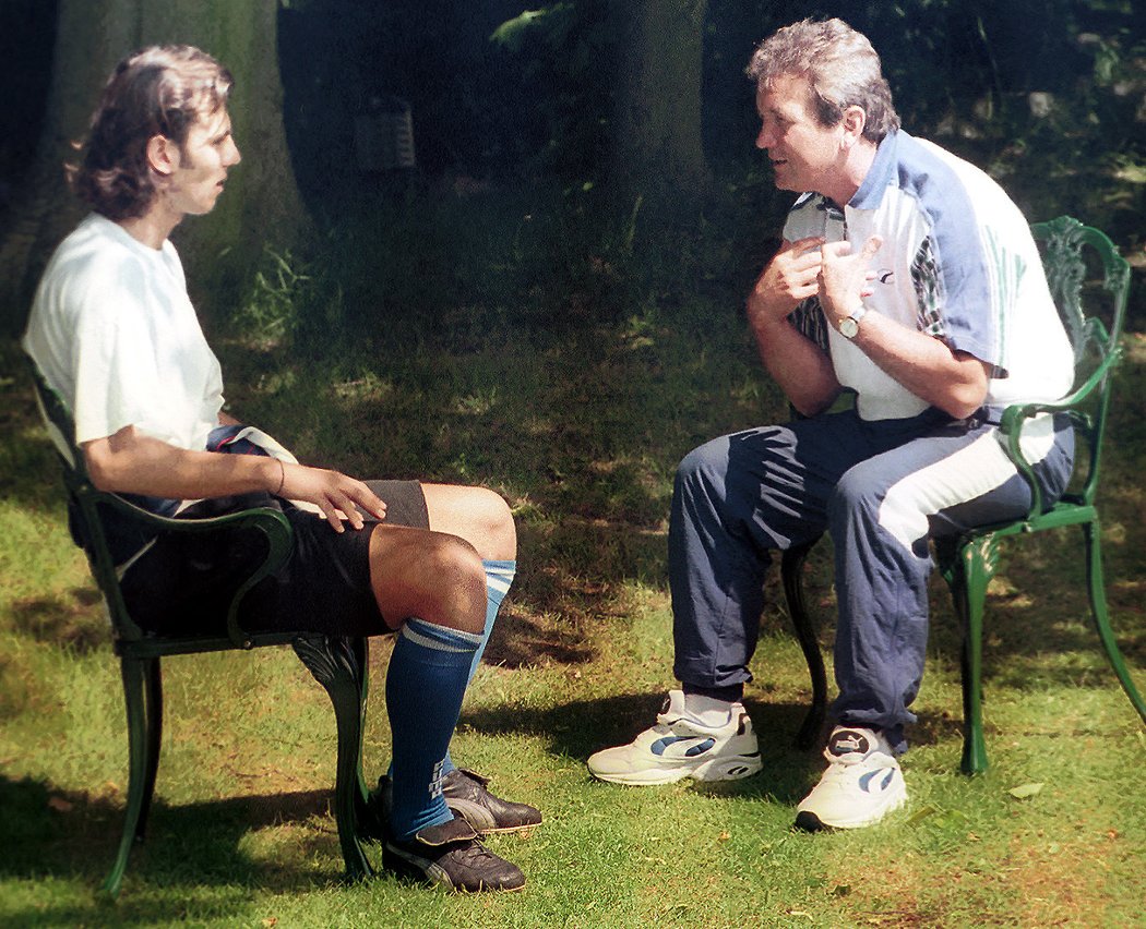 Patrik Berger v rozhovoru s trenérem Dušanem Uhrinem během EURO 1996