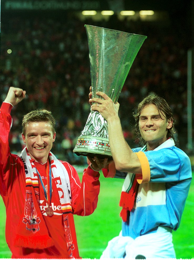 Vítězové Poháru UEFA. Vladimír Šmicer a Patrik Berger slaví triumf Liverpoolu i s vítěznou trofejí