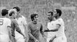 Eusébio v dresu Benfiky Lisabon se ve finále Poháru mistrů evropských zemí proti Manchesteru United potkal v roce 1968 s Georgem Bestem