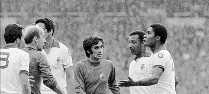 Eusébio v dresu Benfiky Lisabon se ve finále Poháru mistrů evropských zemí proti Manchesteru United potkal v roce 1968 s Georgem Bestem