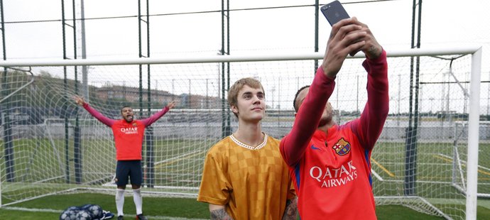 Neymar si dělá selfie s Justinem Bieberem
