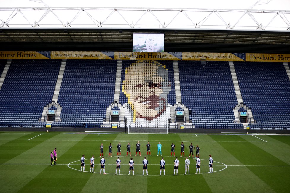 Fotbalisté před zápasem klubů Birmingham City vs. Stoke City uctili památku prince Philipa dvěma minutami ticha.