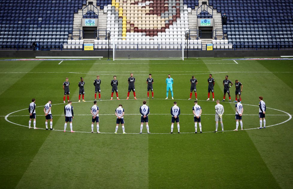 Fotbalisté před zápasem klubů Birmingham City vs. Stoke City uctili památku prince Philipa dvěma minutami ticha.