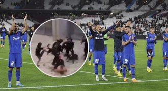 Peklo během derby v Bukurešti: Létající ploty, pyrotechnika a rvačky!