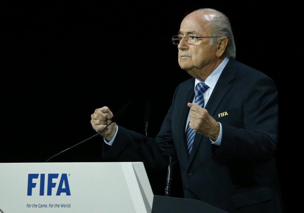 Sepp Blatter hovoří k delegátům během kongresu FIFA v Curychu