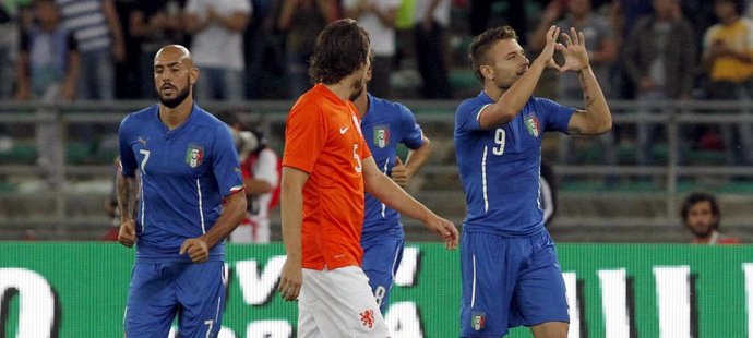 Zklamaný obránce Nizozemska a radující se fotbalisté Itálie, kteří ve vzájemném střetnutí vyhráli 2:0