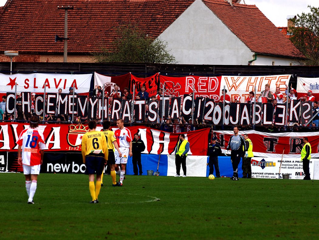 Narvaný blšanský stadion při zápase proti Slavii