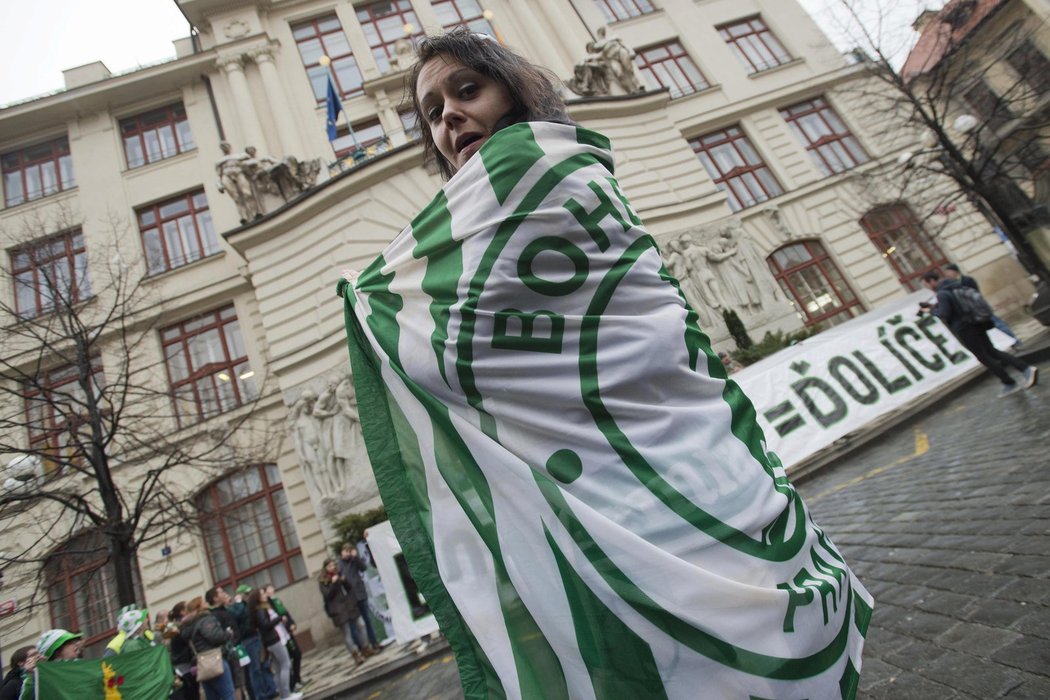 Kupte nám Ďolíček! Fanoušci Bohemians 1905 vyrazili demonstrovat přímo před magistrát