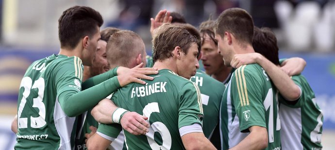 Fotbalisté Bohemians 1905 slaví gól v Jihlavě