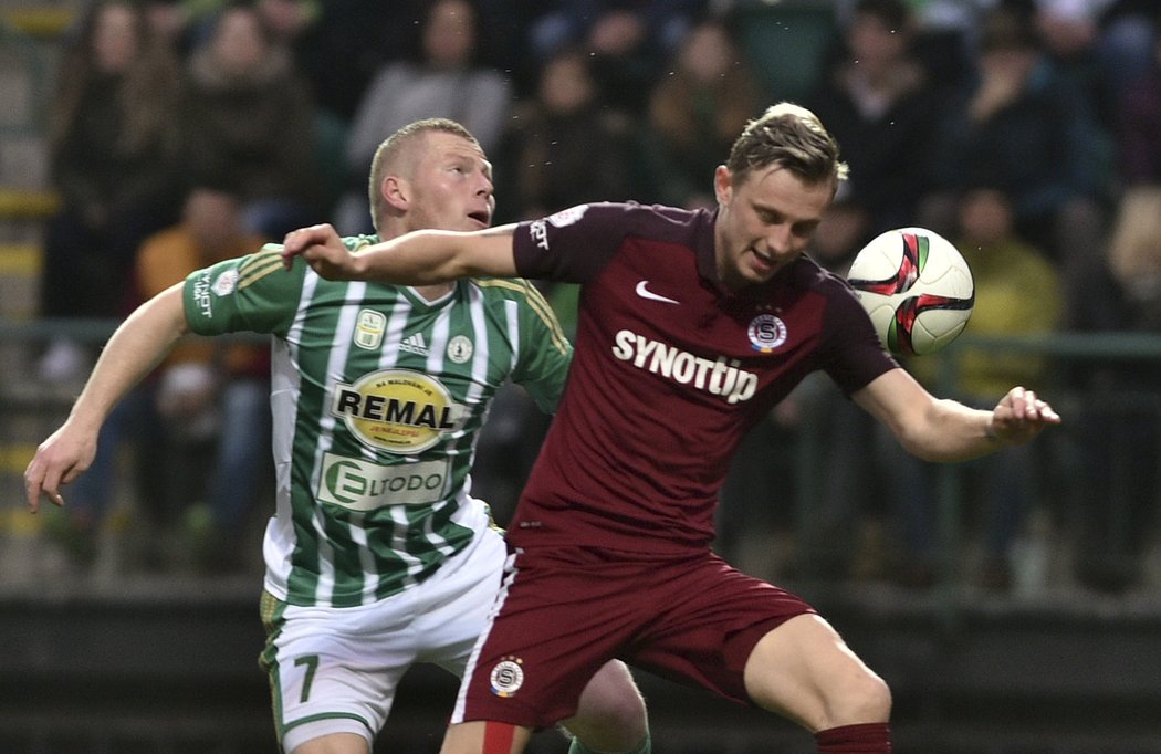 Záložník Sparty Ladislav Krejčí v souboji s obráncem Bohemians Praha 1905 Peterem Čögleyem