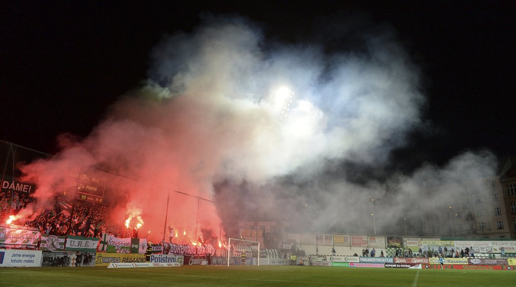 Pyrotechnika v podání fanoušků Bohemians při zápase se Spartou