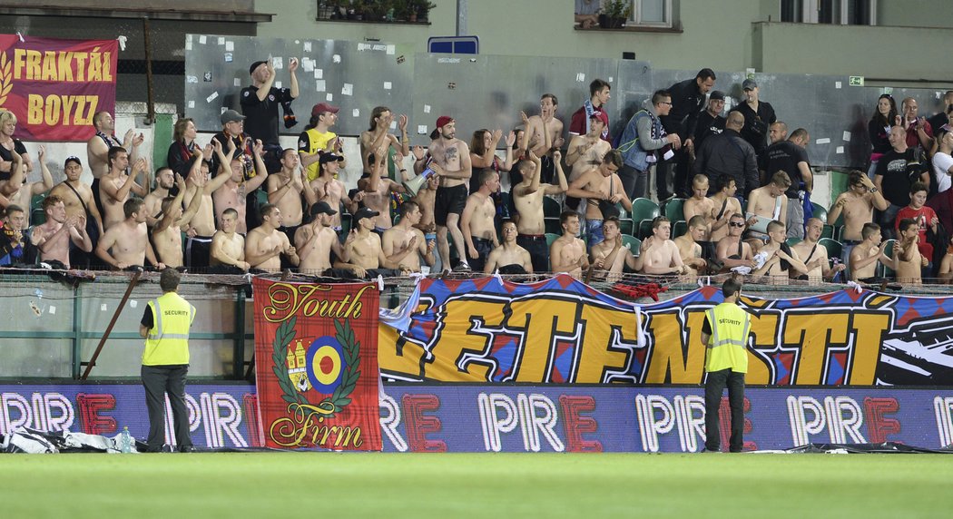 Kotel Sparty při zápase na stadionu Bohemians 1905