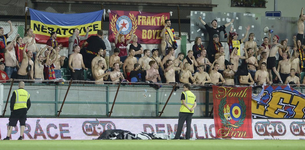 Kotel Sparty při zápase na stadionu Bohemians 1905