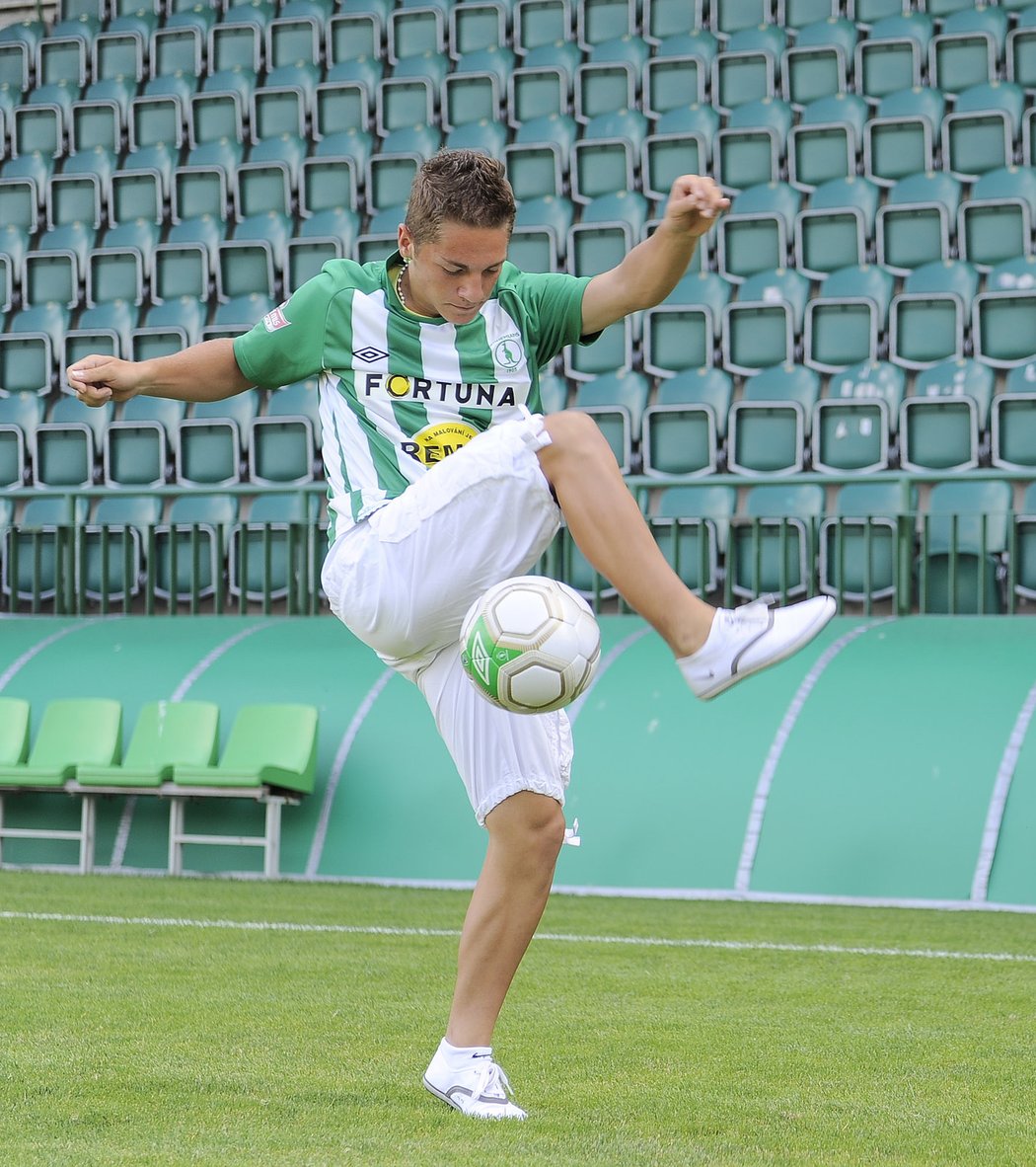 Nicolas Šumský předvádí svoji techniku s míčem u tribuny na stadionu v Ďolíčku