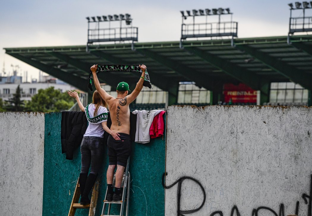 Fanoušci Bohemians za zdí stadionu při výhře nad Jabloncem