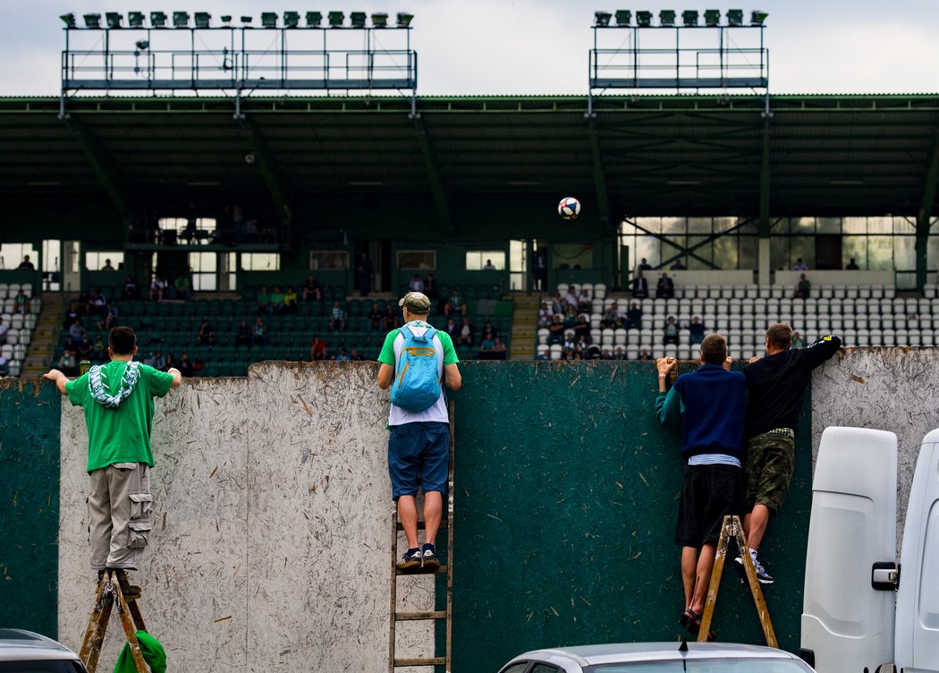 Fanoušci Bohemians za zdí stadionu při výhře nad Jabloncem