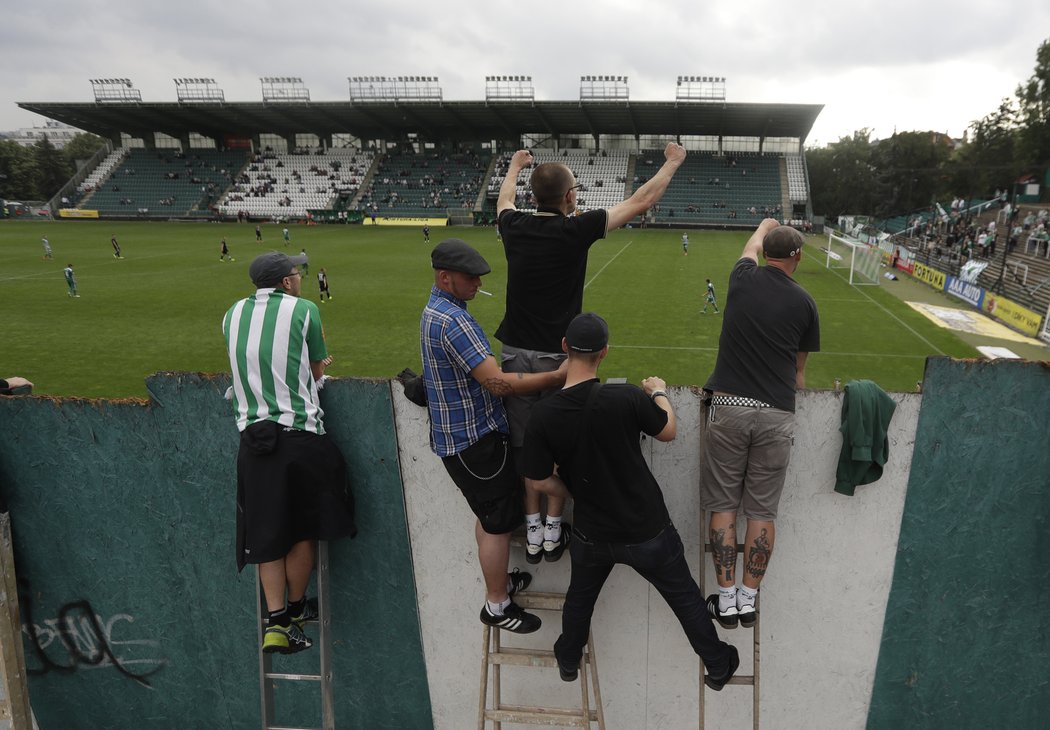 Fanoušci Bohemians za zdí stadionu při výhře nad Jabloncem