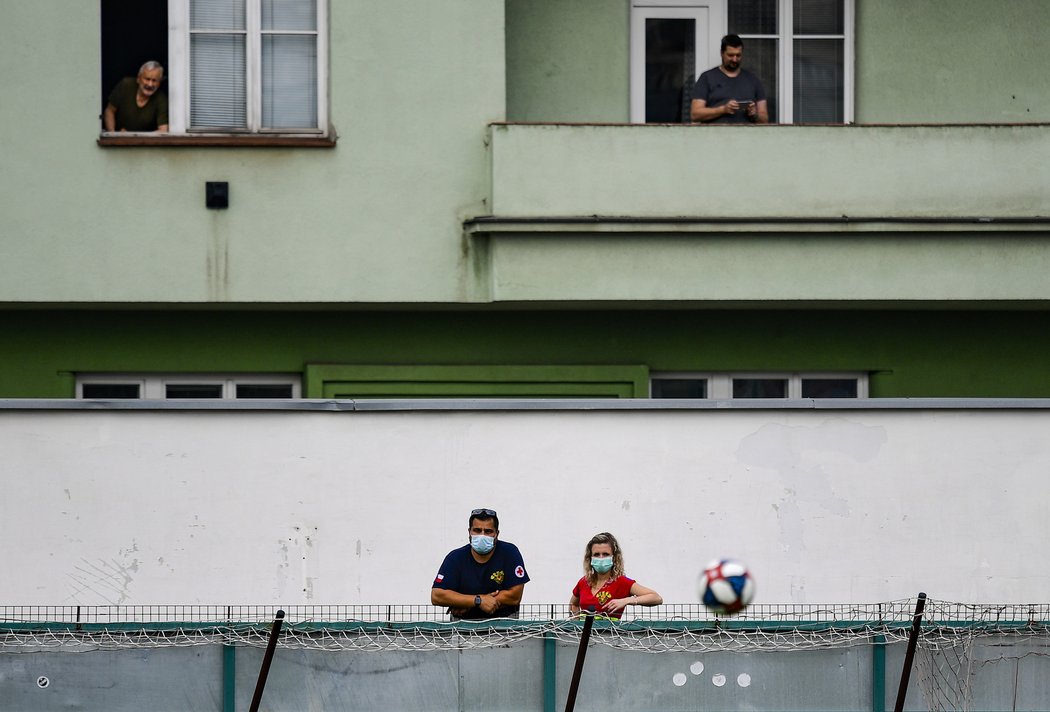 Fanoušci Bohemians při výhře nad Jabloncem povzbuzovali na stadionu i za ním