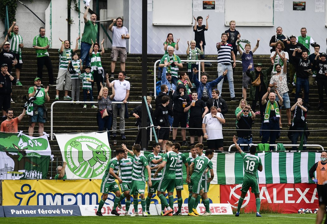 Fanoušci Bohemians v kotli na stadionu při výhře nad Jabloncem