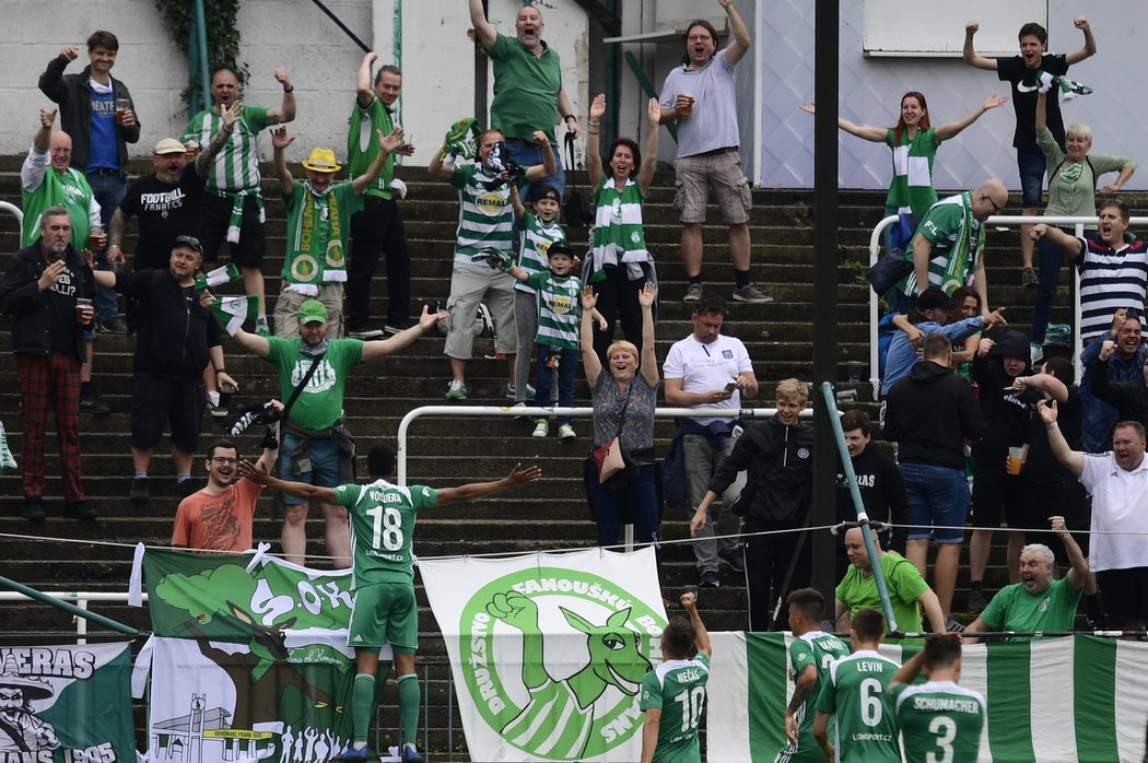 Fanoušci Bohemians v kotli na stadionu při výhře nad Jabloncem