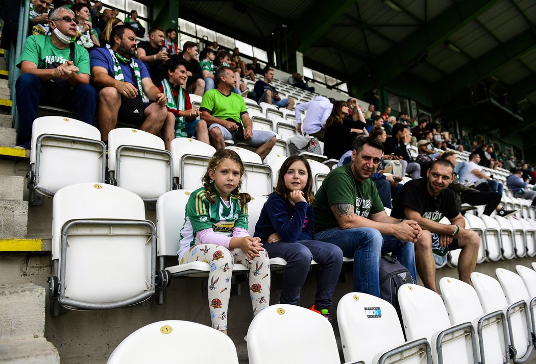 Fanoušci Bohemians na tribuně při výhře nad Jabloncem