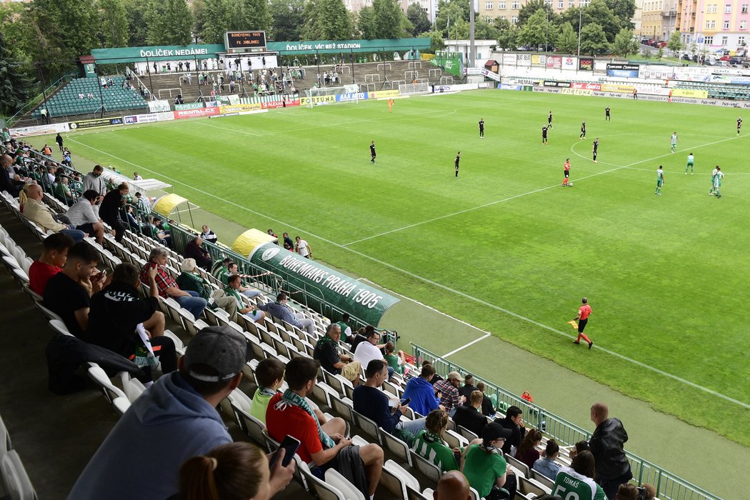 Fanoušci Bohemians na tribuně při výhře nad Jabloncem