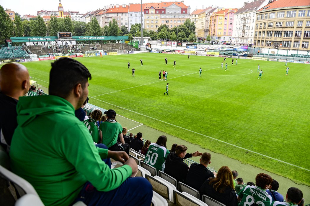 Fanoušci Bohemians na tribuně při výhře nad Jabloncem