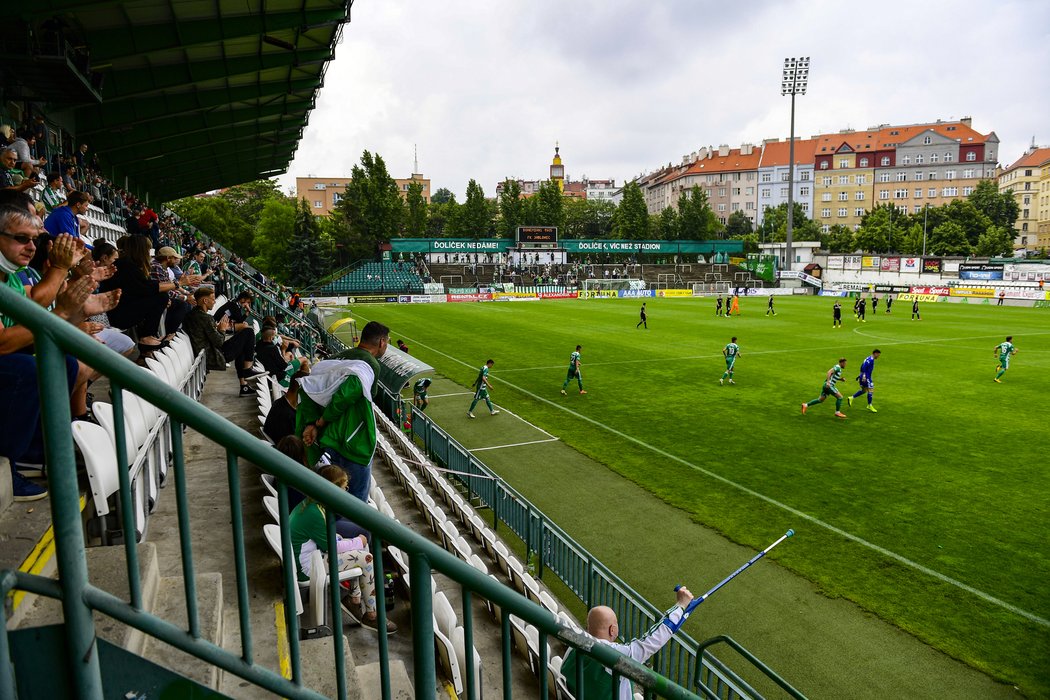 Fanoušci Bohemians na tribuně při výhře nad Jabloncem