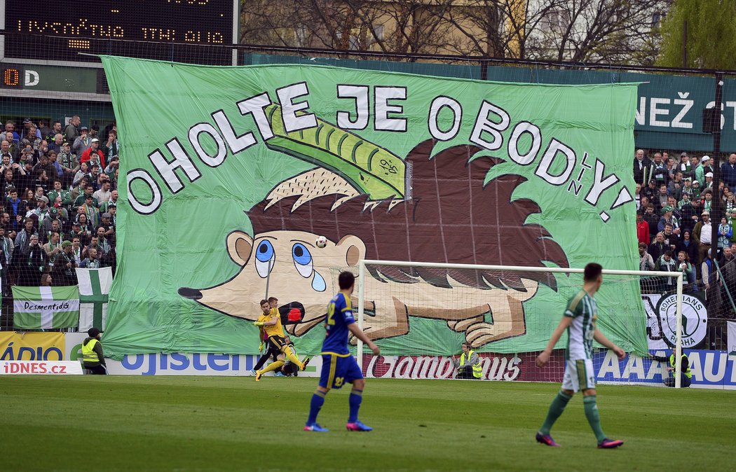 Choreografie fanoušků Bohemians ze začátku utkání s Jihlavou