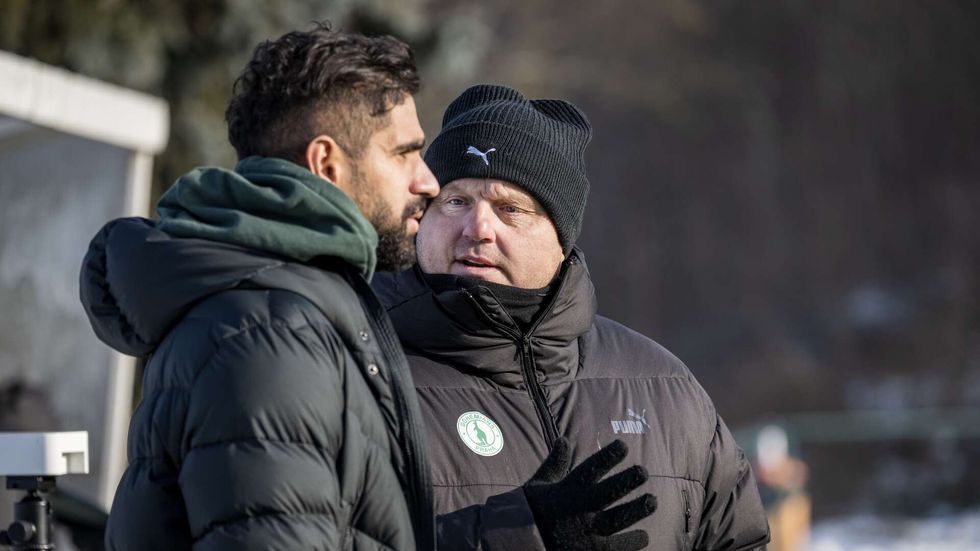 Trenér Bohemians Jaroslav Veselý se baví s útočníkem Júsufem Hilálem