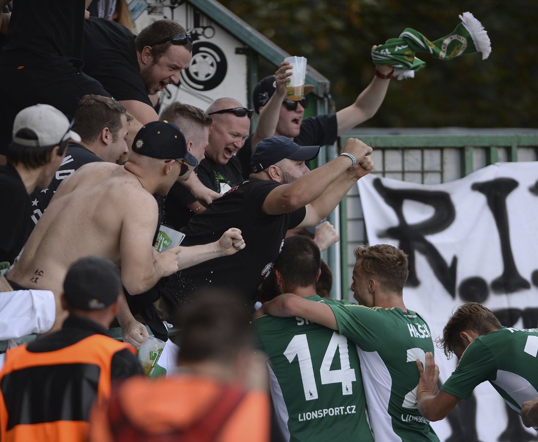 Fotbalisté Bohemians slaví vítězný gól v utkání proti Karviné
