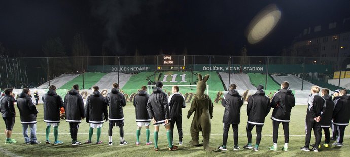 Fotbalisté Bohemians u domácího kotle po odložení utkání s Plzní