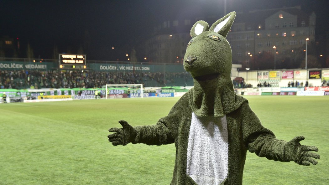 Ve vršovičkém Ďolíčku se fotbal kvůli stavu hrací plochy nakonec nehrál