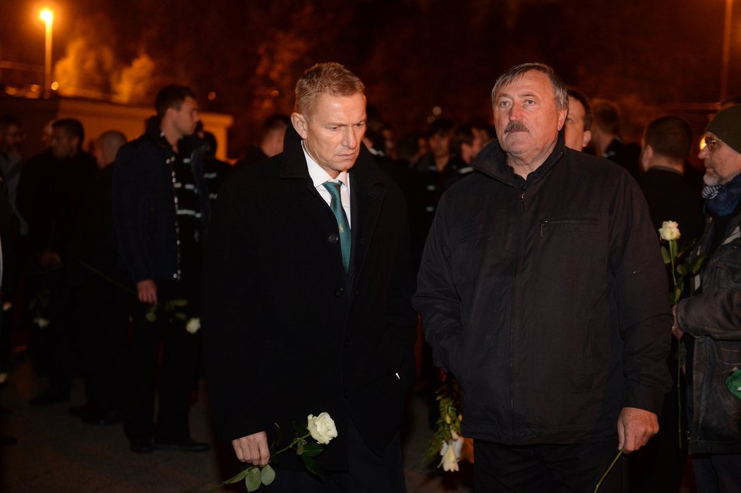Na pohřeb dorazil i Antonín Panenka (vpravo).