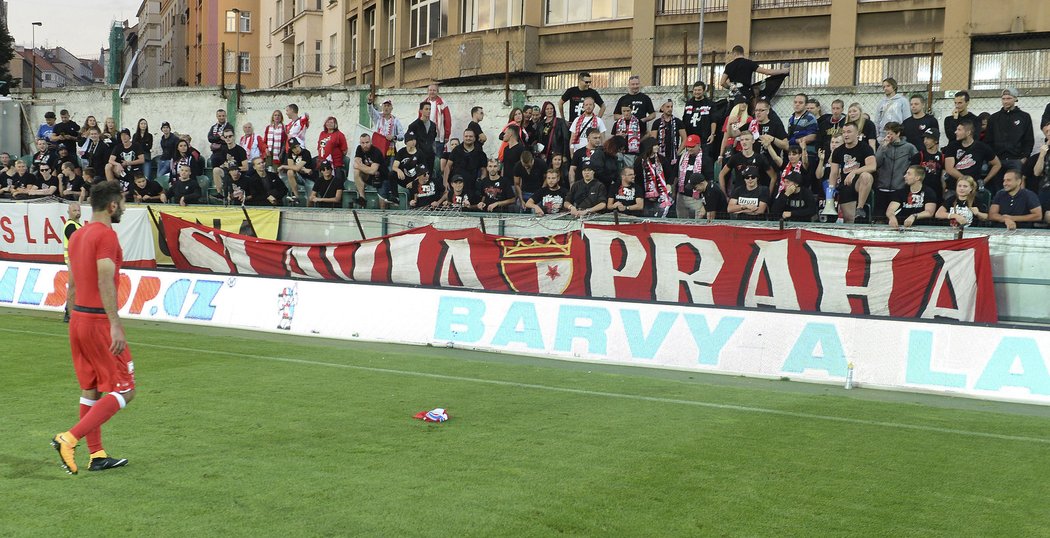 Halil Altintop si šel zvednou dres, který mu přiletěl zpátky od fanoušků Slavie