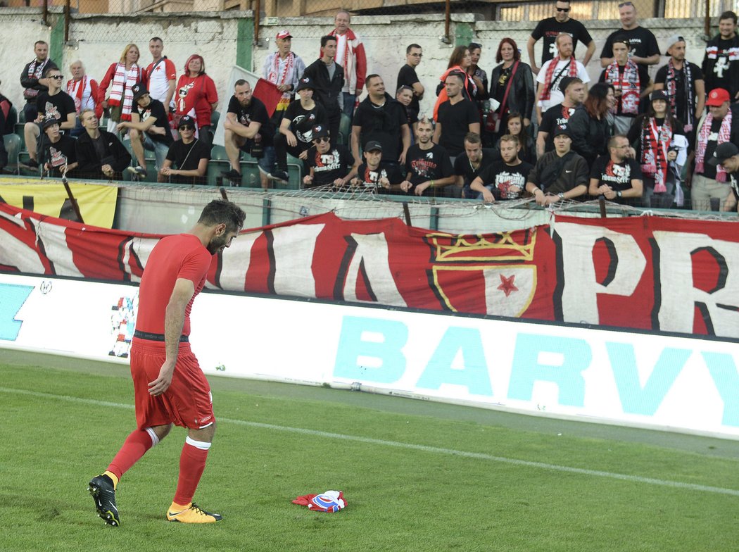 Halil Altintop si šel zvednou dres, který mu přiletěl zpátky od fanoušků Slavie