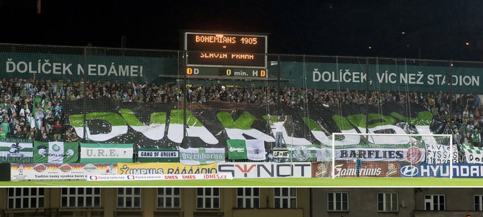 Fanoušci Bohemians 1905 a Slavie se na začátku zápasu doplňovali. Heslo Dva kluby, dva stadiony složili ze dvou transparentů.