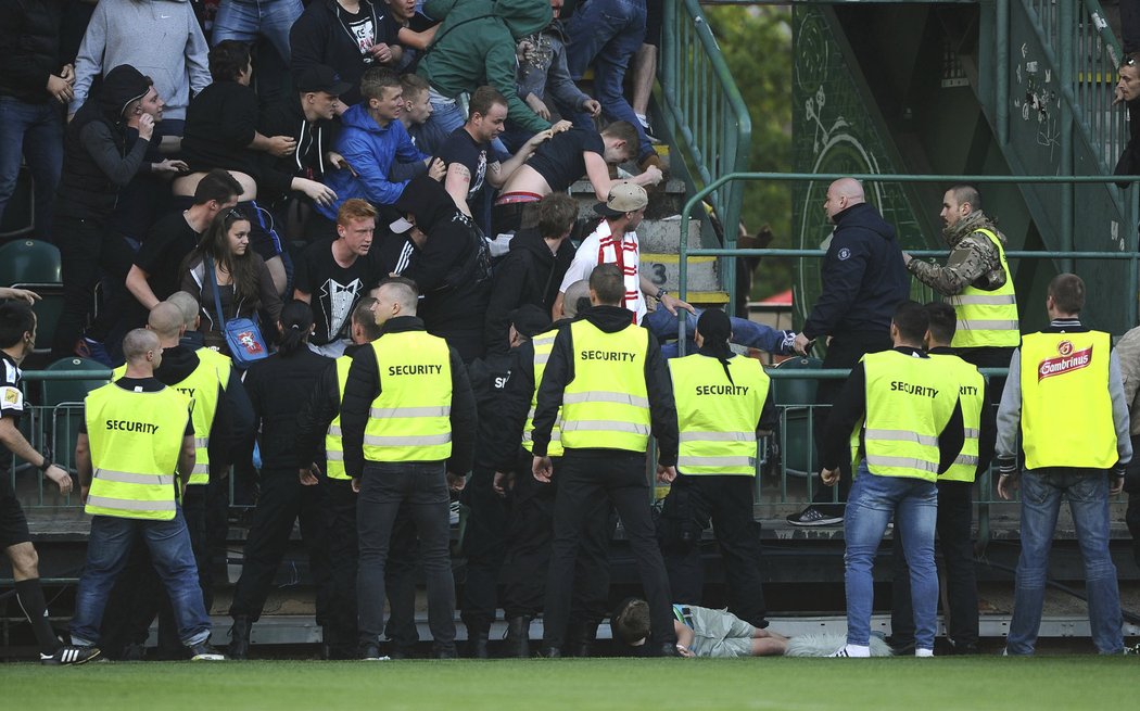 Na konci první půle došlo v Ďolíčku na hlavní tribuně k potyčkám mezi fanoušky